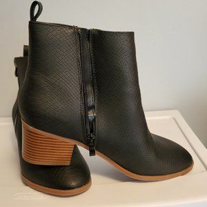 ZBY Women's Black Booties, Size 9, Faux Crocodile Design, Side Zips, Like New